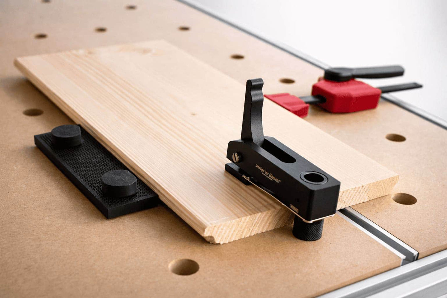 Klemme auf MDF Lochplatte Fräseinsatz – Werkstück direkt einspannen