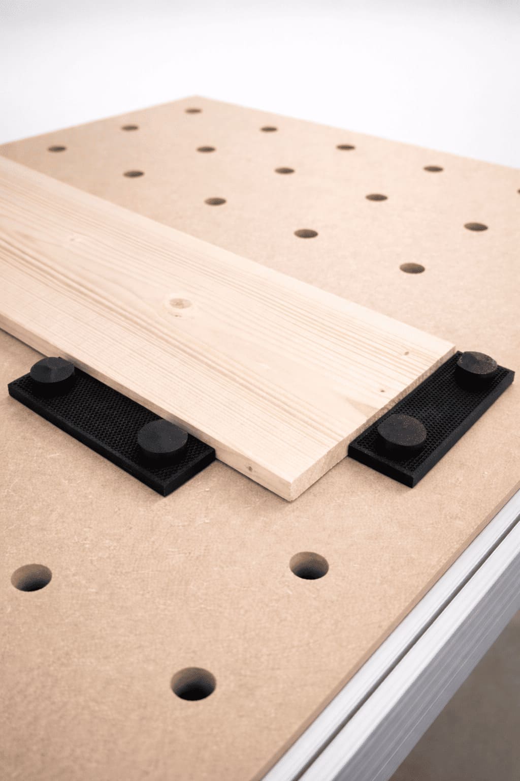 Werkstück aufgespannt auf MDF Lochrasterplatte Basis mit Benchdogs – Werkbank