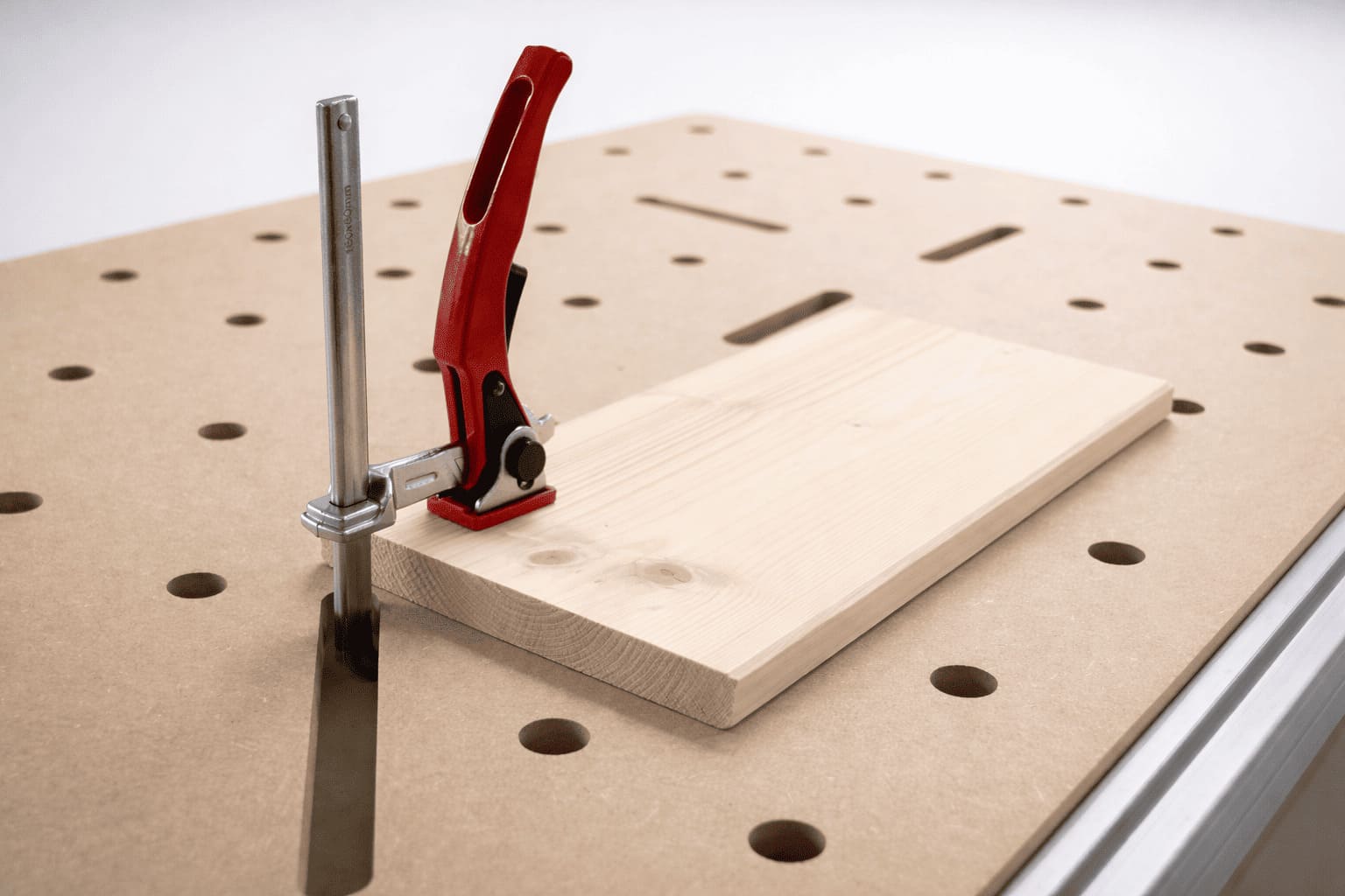 MDF Lochrasterplatte Basis in Benutzung – Werkstück fixieren mit Zwinge